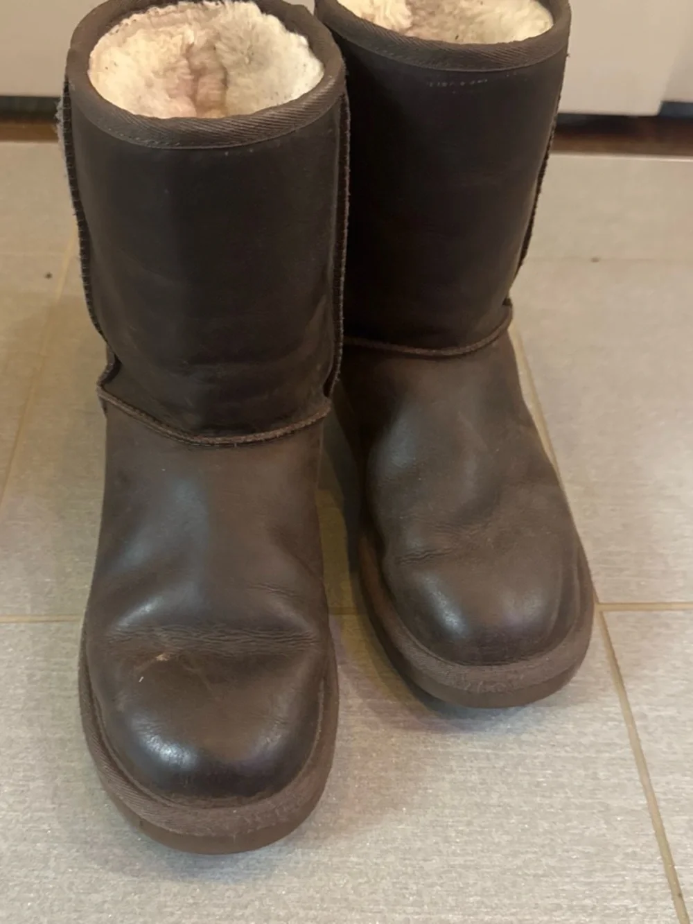UGG womens Chestnut Brown Grip-Pattern Winter Boots size 8
